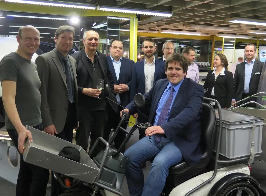 Der Erste Kreisbeigeordnete Marian Zachow (vorne) freut sich mit Organisatoren und Teilnehmern über die gelungene Eröffnung der Unternehmens- und Start-Up-Ausstellung „IN GE NA“. Im Hintergrund Martin Moescheid (Fine Mobile GmbH), Dr. Frank Hüttemann (Fachdienst Wirtschaftsförderung), Horst Barthel (Barthel Design), Michael Schley (NanoRepro AG), Dejan Jankovic (NanoRepro AG), Erich Weber (Landkreis Marburg-Biedenkopf), Andreas Stei (Holzwerk 8), Pia Meier (Carus GmbH & Co.KG), Michael Peters (Carus GmbH& Co.KG). Foto: Landkreis Marburg-Biedenkopf